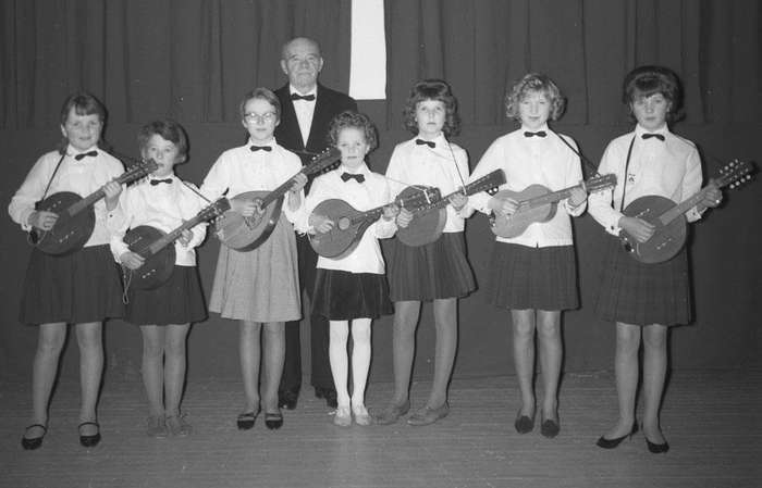 Illustrasjon frå «Weldes mandolinorkester»